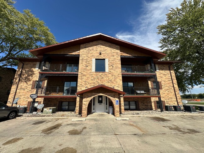 Building Photo - Charming Home in Fort Dodge - 2805 10th Ave N Unit 2809B-05B