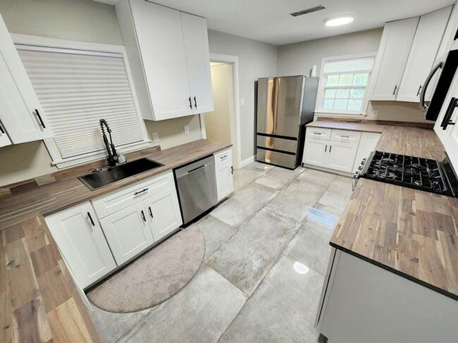 Photo - Amazing 4 Bedroom/ 2 bath East Memphis House @5259 Sequoia Ave.