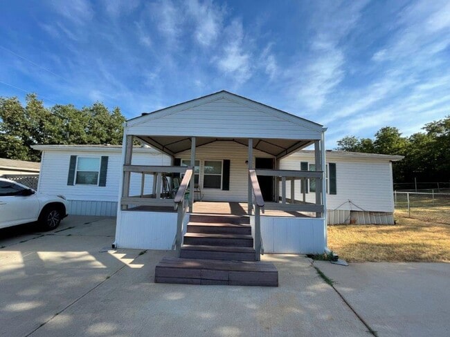 Building Photo - 3 bedroom 2 bath Mobile home newly updated...