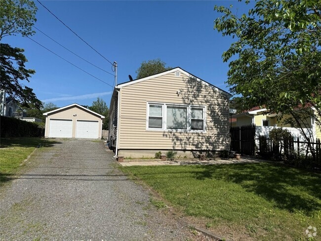 Building Photo - 27 Adirondack Dr Rental