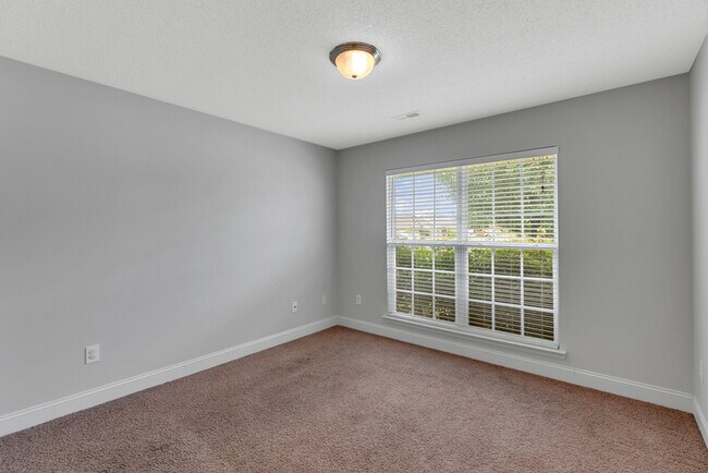 Photo - 211 High Green Dr