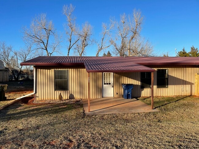 Building Photo - 3 bed 1 bath all new inside, fenced yard, Blanchard Schools!