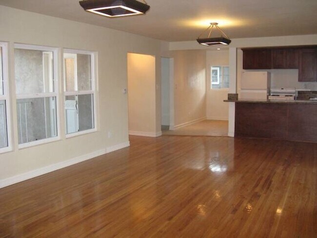 Photo - SDSU - 5 Bedrooms / 2 1/2  Bathrooms Large house in walking distance to SDSU - Perfect for two sm...