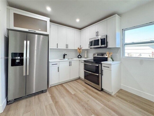 Photo - 953 NE 37th St