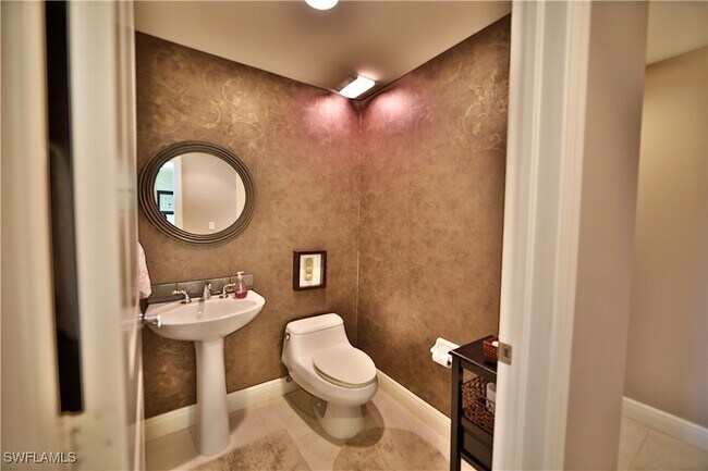 Building Photo - 2090 W First St Unit 1105