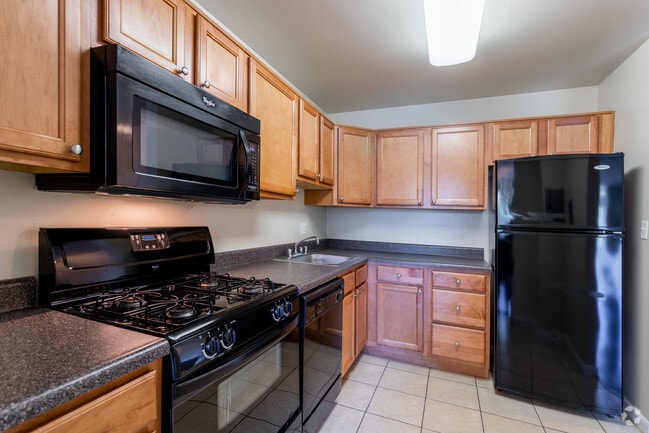 2 BR, 2 BA - 825 SF