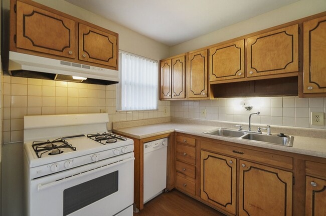 Photo - 550 - MAPLEWOOD PLAZA