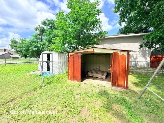 Photo - Spacious 2 Bed 1 Bath Duplex For Rent