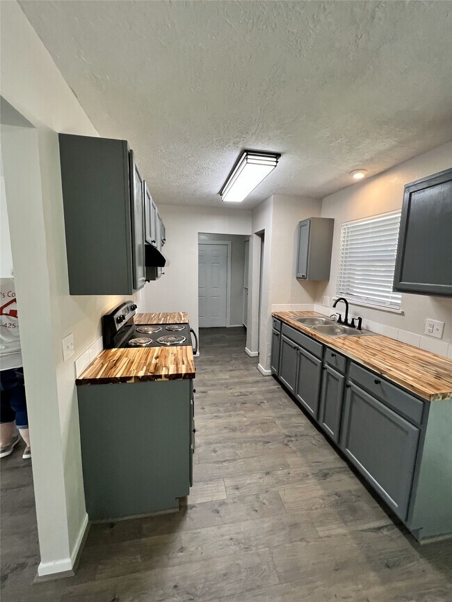 Photo - 918 N Pine Ave