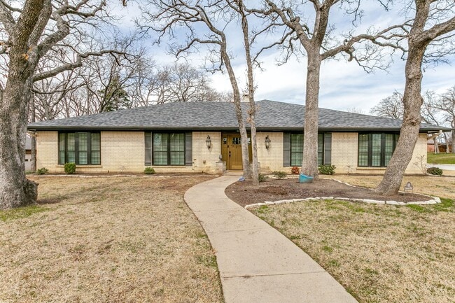 Building Photo - 4 bedroom with pool in Colleyville