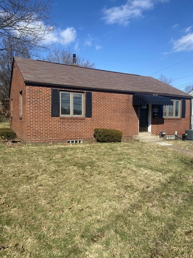 Building Photo - ADORABLE 2 BEDROOM / 1 BATH BRICK RANCH HOME - E McKEEPSPORT