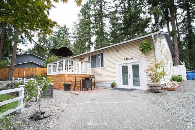Building Photo - 3 Bed 2 Bath Graham Home w/ Beautiful Kitc...