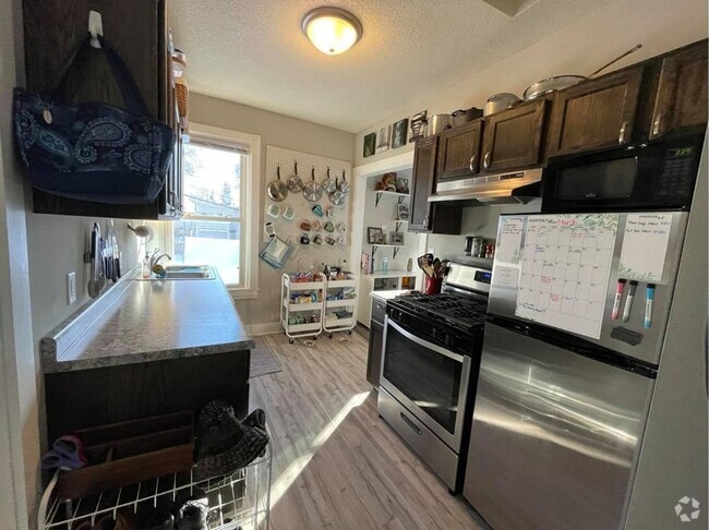 Building Photo - 1115 1/2 4th Street NE Unit 2 Rental