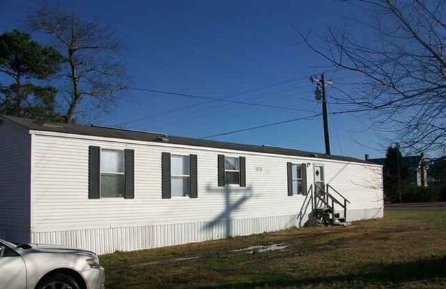 Building Photo - Lovely three bedroom two bath mobile home located minutes from the Camp Lejeune back gate in Hubert.