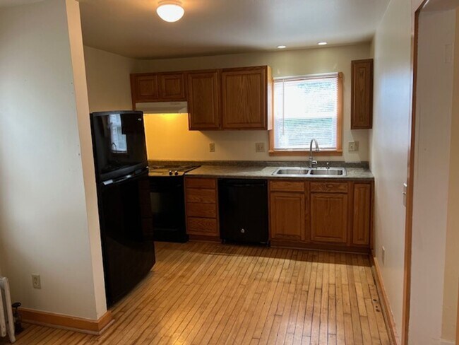 Photo - 2 Bedroom / 1 1/2 bath in Lake neighborhood