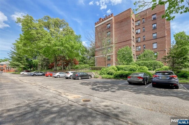 Building Photo - 100 W Palisade Ave Unit D34 Rental