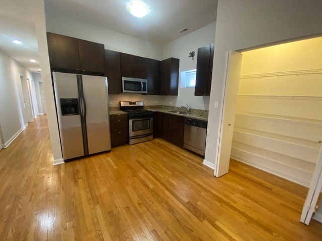 Building Photo - 39 N Paulina St Unit 2