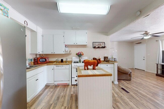 Photo - COMING SOON Cozy 4 bed -1 bath - Close to Uptown
