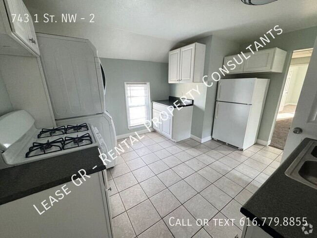 Building Photo - Two Bedroom Upper Duplex w/ Laundry In Unit 2 Rental