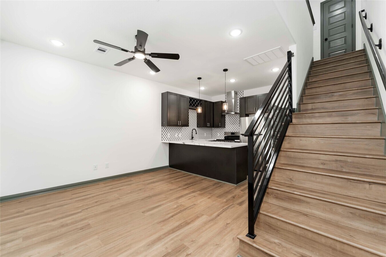 Photo - 7987 Chateau St