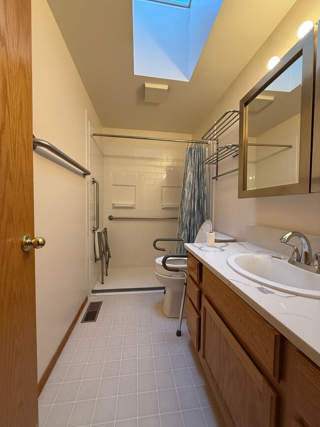 Photo - 3 bedroom 2 1/2 Bathrooms