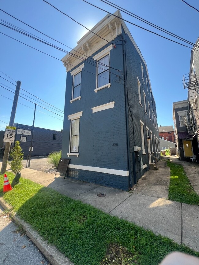 Building Photo - Updated 2-Bed Gem with Natural Light in the Heart of Covington Unit 2