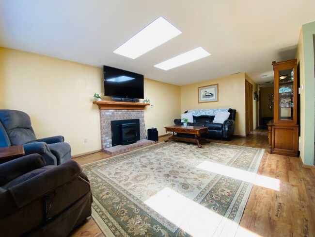 Photo - 6922 60th Dr NE