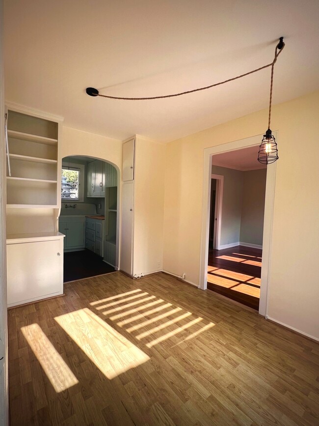 Entrada a la sala de desayunos - 140 Hart Ave