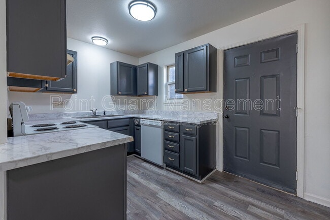 Photo - 955 Leroy St