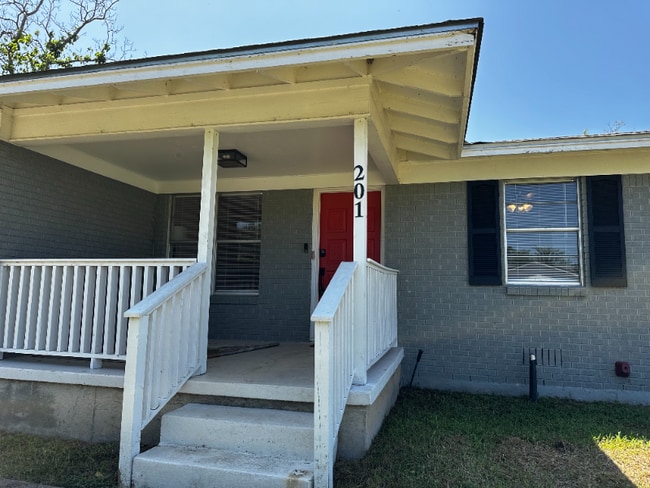 Photo - 201 Waters St