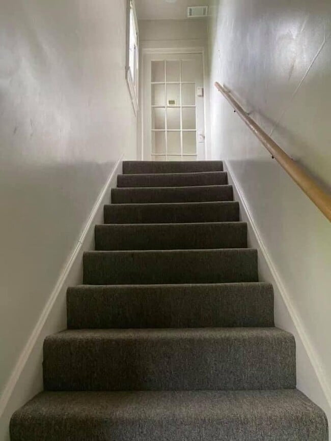 Photo - 720 SE Riverside Dr Apartment Unit B