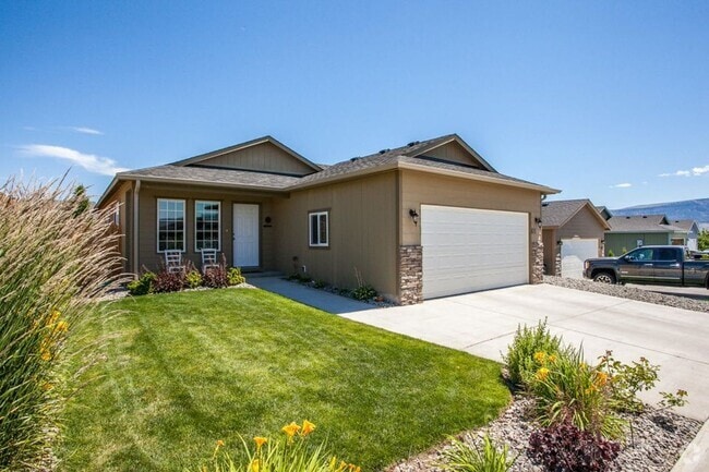 Building Photo - Beautiful 3 bed/2 bath rambler! Rental