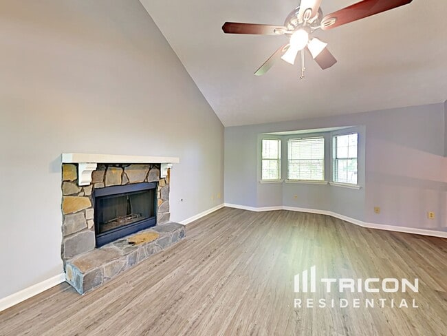 Photo - 536 Woodstone Rd