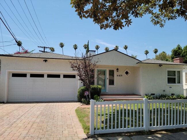 Building Photo - Stunning Remodeled 4 Bedroom House with Large Front Yard, Garage, Pool & Spa in Studio City!