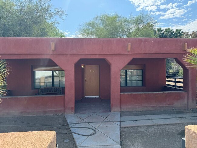 Building Photo - Cozy 2 Bedroom Home Unit 313 S. Magnolia Ave