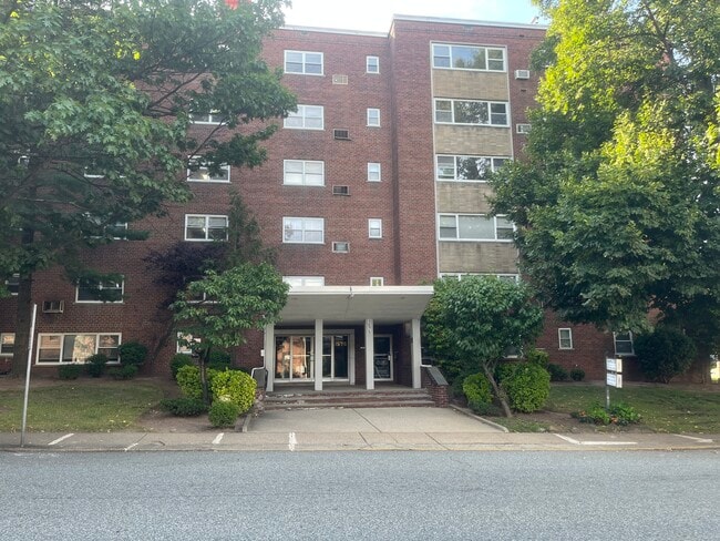 Building Photo - 1575 Center Ave Unit 4F