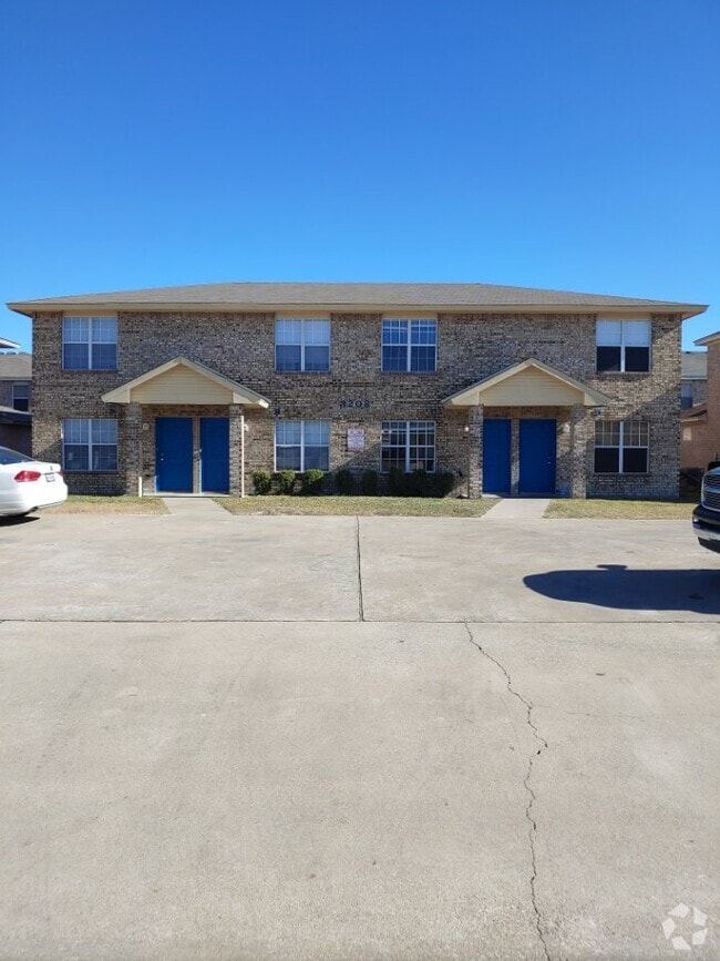 Building Photo - 3208 Hereford Ln Unit D Rental