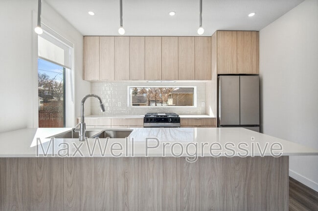 Photo - 9017-9093 93 St NW