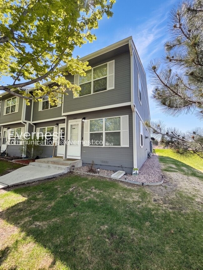 Building Photo - 2040 Oakcrest Cir