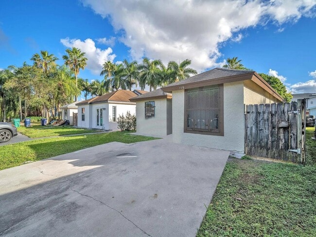 Photo - 719 SW 10th St