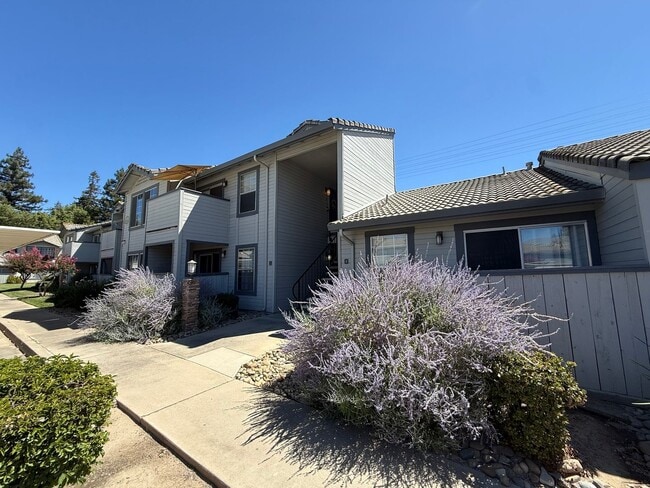 Building Photo - Parkview condo close to shopping & freeway access! Unit B