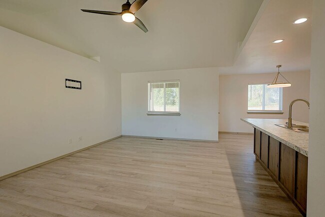Photo - 709 E Ave K
