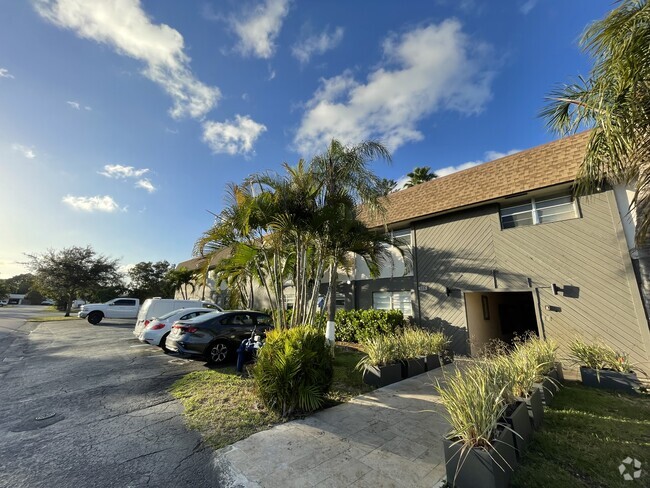 Building Photo - Palm Court Apartments