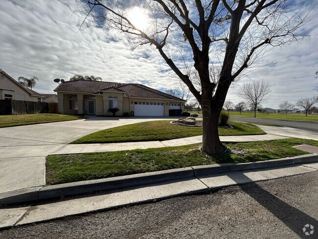 Building Photo - Spacious home in Lemoore