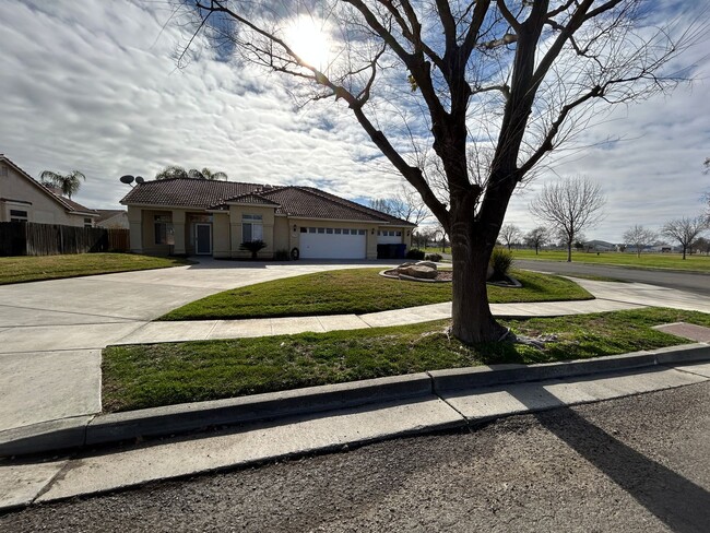 Spacious home in Lemoore - Spacious home in Lemoore