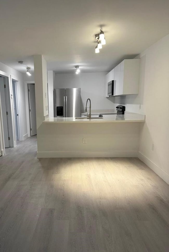 Building Photo - 210 SW 11th St Unit 510