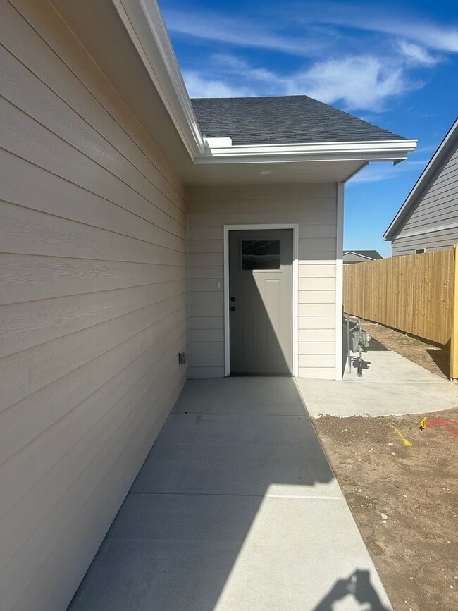 Photo - 17008 Kashmir St