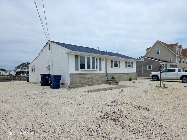 129 E Raritan Dr