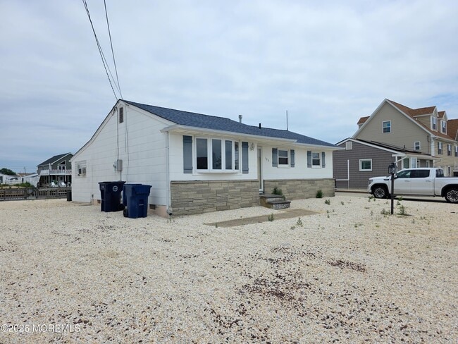 Photo - 129 E Raritan Dr