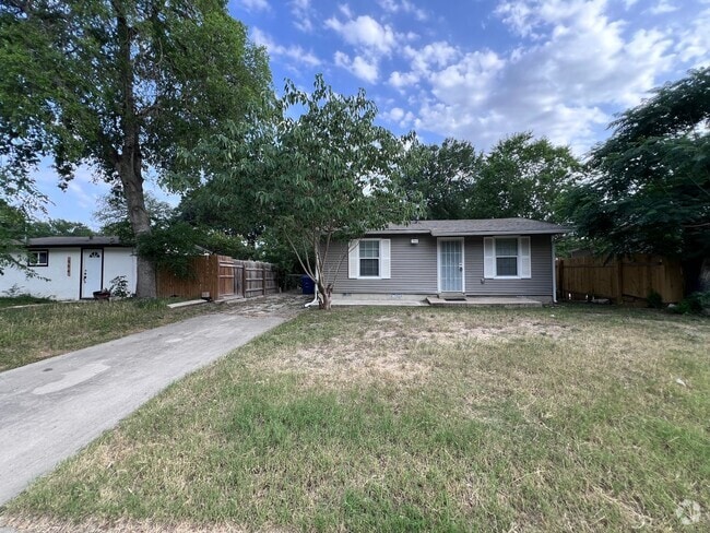 Building Photo - Wheatley Heights Rental